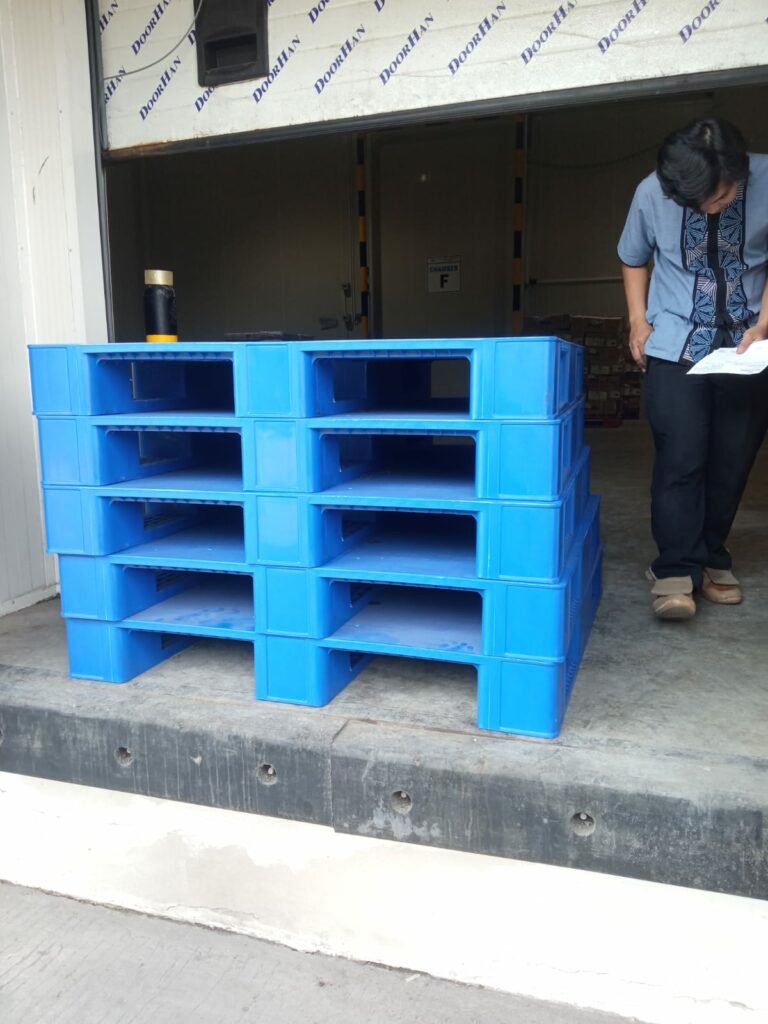 KIRIM PALLET PLASTIK RABBIT KE CIBITUNG BEKASI OLEH TIM PALLETPLASTIKINDUSTRI.COM